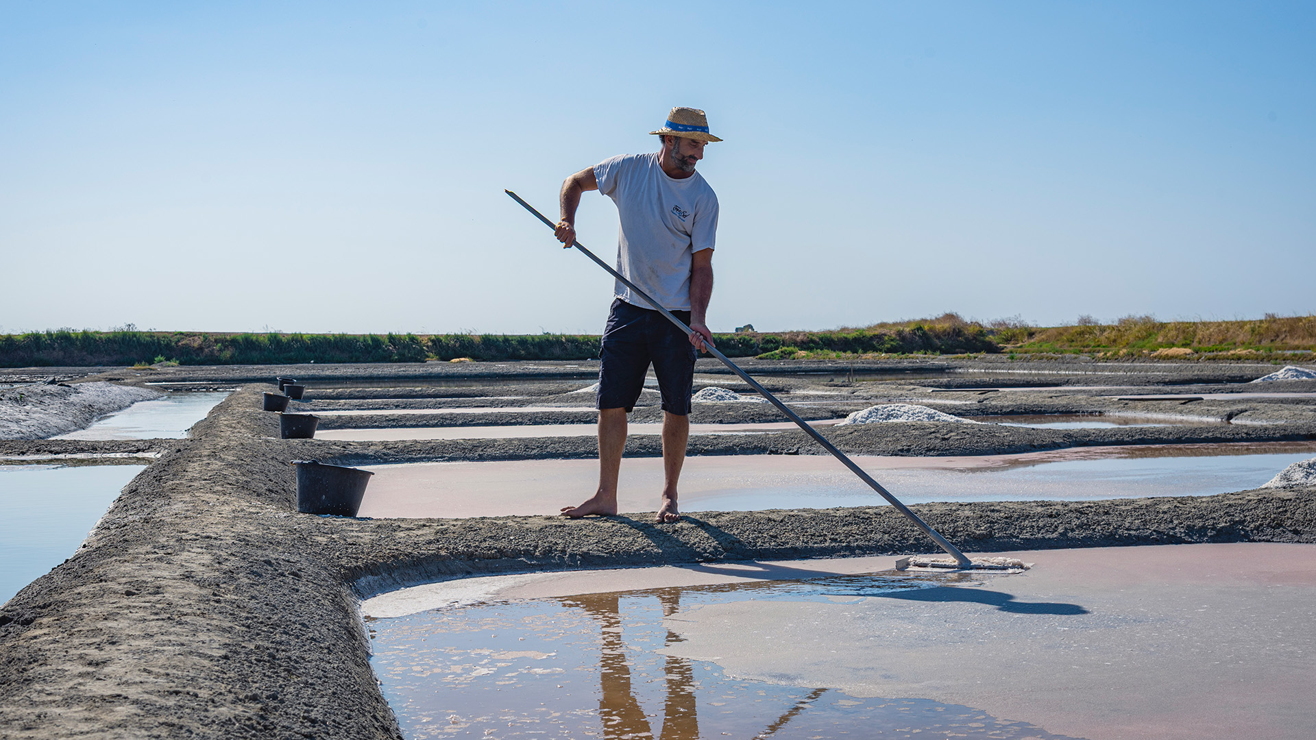 Paludier dans les marais salants