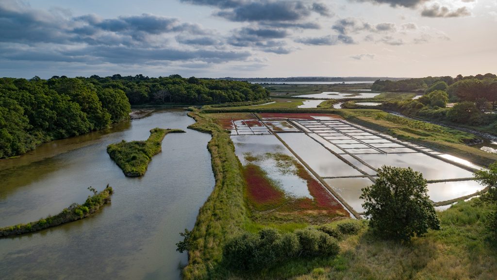 vue par drone d'un étier et des marais salants